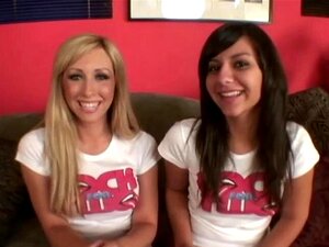 Les nanas sexy et fraîches adorent sucer des bites