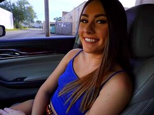 Serveuse mécontente, cul parfait en POV dans une voiture
