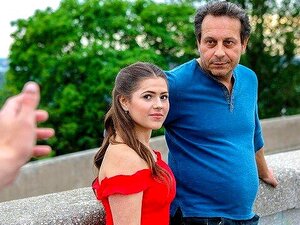 HUNT4K. Une nana coquine en robe sexy suce une bite et se fait baiser