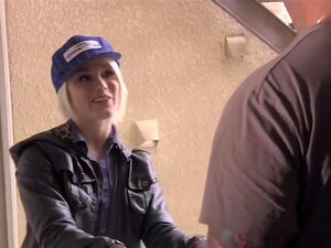 Ash Hollywood dans Booty Hunter (2012), Ash Hollywood dans Booty