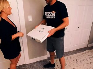 Le Livreur de Pizza se fait Baiser.