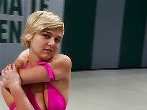 Deux filles se battent puis baisent