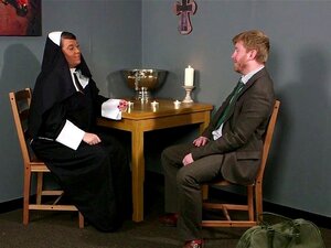 Nonne britannique se fait éjaculer sur le visage après avoir sucé.