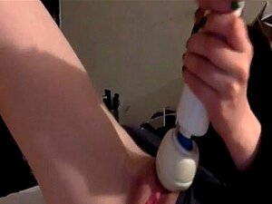 Orgasme mignon avec une baguette -