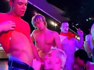 Découvrez l'orgie ultime avec un groupe de jeunes gays chauds !