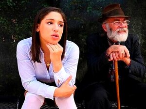 Actio porno public sensuel avec une écolière salope Abella Danger