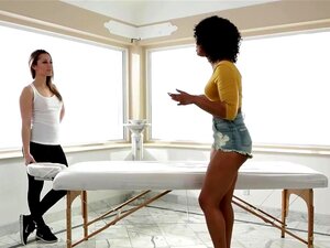 Une masseuse bouffe une chatte noire. La masseuse lesbienne bouffe la