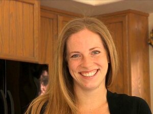 Le clitoris bien stimulé. La mignonne enlève ses vêtements et