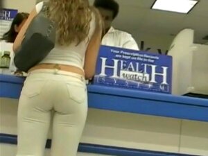 Vidéo sexy de voyeur en jean blanc serré, un voyeur suit une milf