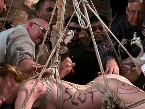 Blonde ffm dp baisée en public. L'esclave blonde Emma Haize est