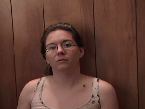 Porno geek fait maison se doigtant sous la jupe sur une cage