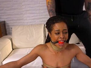 Petits seins, anal ébène baisé en bondage. Le coach de vie Derrick