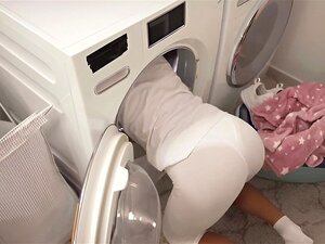 Ébène fraîche mince et excitée avec un gros béguin pour ses