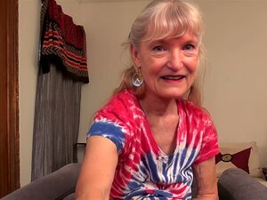 AuntJudys - La grand-mère hippie amateur Diana te fait une branlette