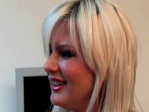 La plantureuse Karen Kay se fait baiser la chatte serrée