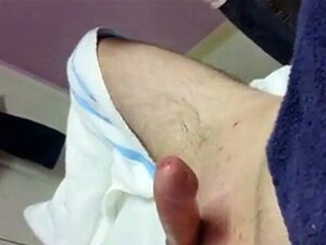 Éjaculation pendant les soins de la peau à l'épilation. La femme