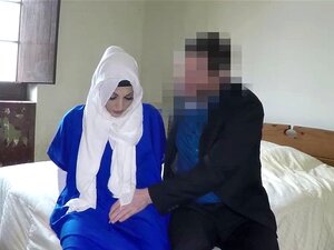 Une pauvre arabe solitaire suce une grosse bite épaisse en gorge