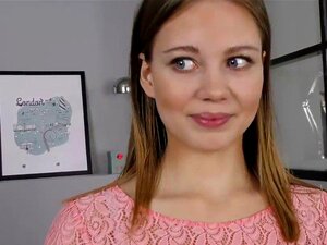 Une mignonne érotique étire sa chatte juteuse et perd sa virginité.