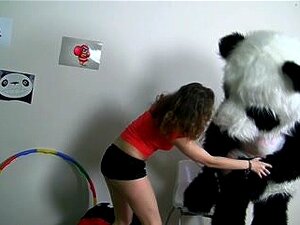 Un ange en costume de pirate copule un outil sexuel