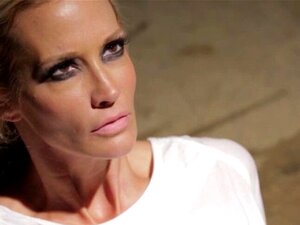 Belle infirmière au visage chaud giclé. Belle infirmière au visage