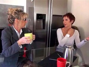 Marina, une Française âgée, baisée en nylons