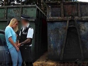 Une flic en uniforme baise une blonde en plein air