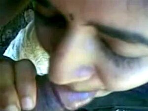 Douce étudiante desi suce une bite et avale du sperme