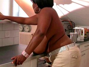 Femme au foyer noire à gros seins