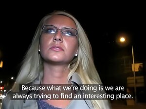 Découvrez le charme irrésistible d'une séduisante MILF blonde dans