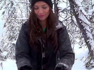 Vraie mignonne amateur avale en public -. Vraie mignonne amatrice