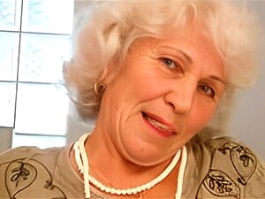 Une séductrice mature et enivrante comble ses désirs les plus
