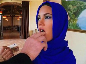Préparez-vous à regarder une femme de ménage arabe timide sucer un