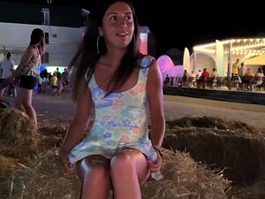 Beauté nue a enlevé son pantalon en public