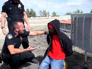 Un beau policier gay nu suce des grosses queues de flics