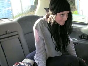 Le chauffeur chanceux se fait baiser par cette très jolie coquine