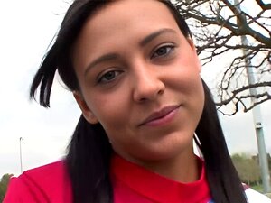 Petite brune de 18 ans maigre de l'université ramasse avec ses petits