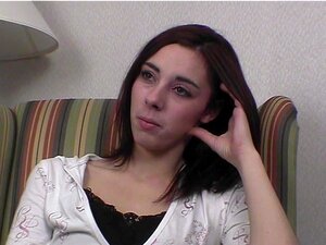 Sexy brune nerveuse et nue avec un gode anal dans l'hôtel Cedar