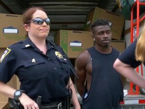 Une flic blonde mature avec des seins parfaits se fait écarter la