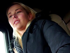 La mignonne blonde auto-stoppeuse amateur Nikky Dream enlève son