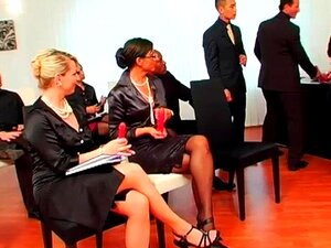 Les petites coquines profitent d'une fête classe avec plus que des