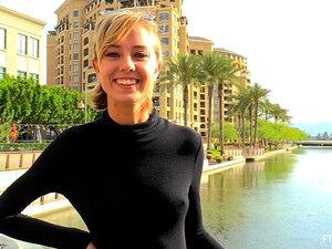 Elle sera la belle-belle-belle-fille d'à côté qui vous souffle