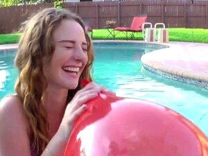 Des mignonnes baisent des ballons pop dehors près de la piscine