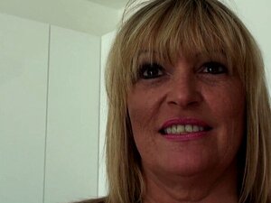 Mamie britannique humiliée se soumet à la masculinité. Mamie