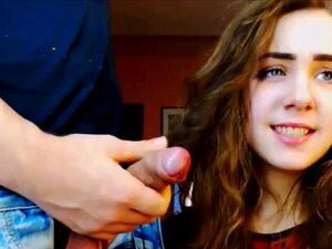 Une mignonne chaude suce une bite sur webcam. La mignonne chaude suCE