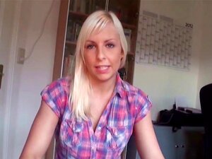 La demi-sœur allemande a attrapé son demi-frère et l'aide pour une