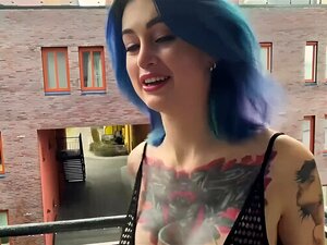 Flamme Jade sexe en public sur un balcon