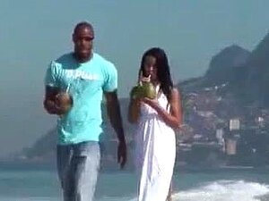 Marcelinha sur la plage brésilienne