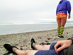 UN ÉTRANGER FOU SUR LA PLAGE DE LA MER A ÉTOUFFÉ LA BITE DE
