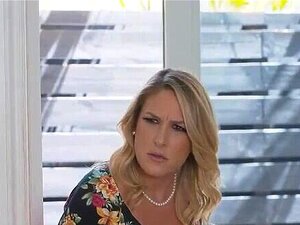 FamilyStrokes - Belle-mère à gros seins et belle-sœur baisées