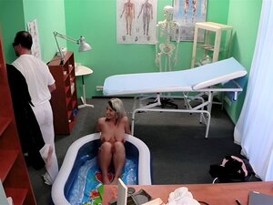 Une belle-belle-fille enceinte baisée par son médecin dans un faux